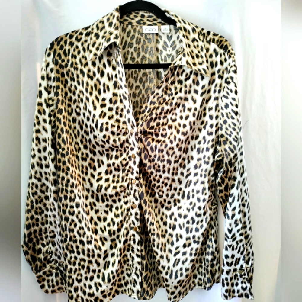 Cato's Cream and Brown Leopard Print Button Down Shirt Size XL Pre-owned.